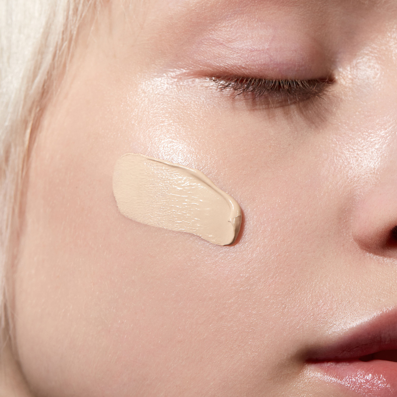 Mádara SKINONYM Semi-Matte Peptide Foundation 10 Porelain