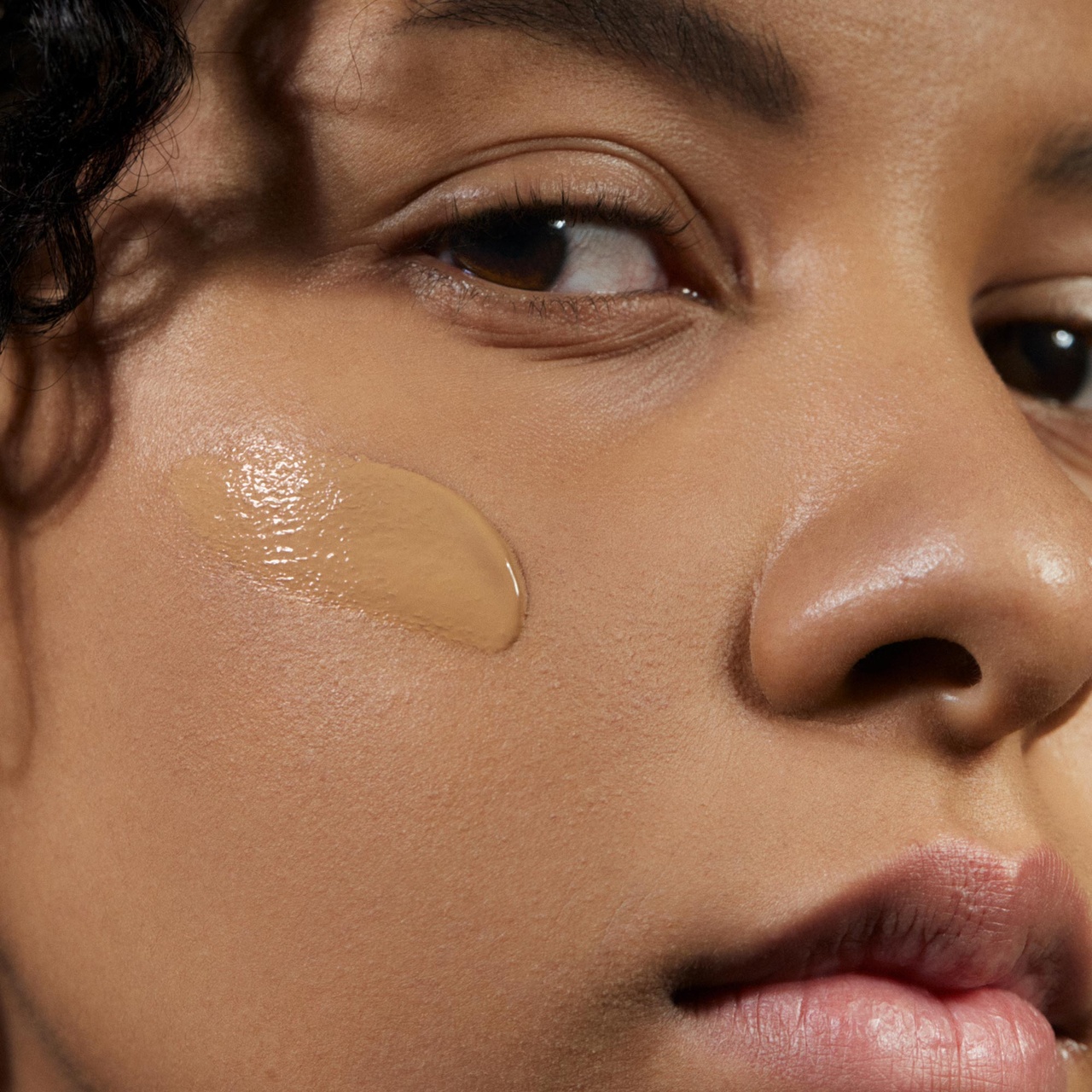 Mádara SKINONYM Semi-Matte Peptide Foundation 65 Warm Tan