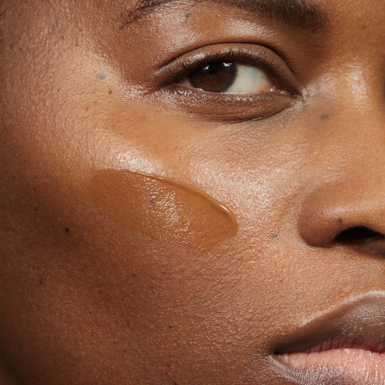 Mádara SKINONYM Semi-Matte Peptide Foundation 80 Fudge